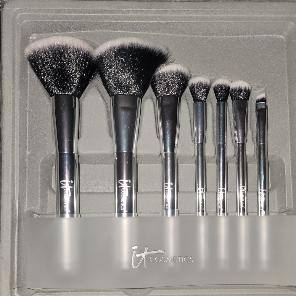 NWT IT Cosmetics Limited Edition Luxe Blurring Micro Air Brush(hard to find)